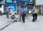 Polsek Somba Opu sinergi warga perbaiki jalan berlubang di Bundaran Samata Kabupaten, Gowa, Jumat, 13 Maret 2023