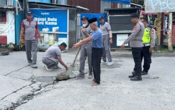 Polsek Somba Opu sinergi warga perbaiki jalan berlubang di Bundaran Samata Kabupaten, Gowa, Jumat, 13 Maret 2023