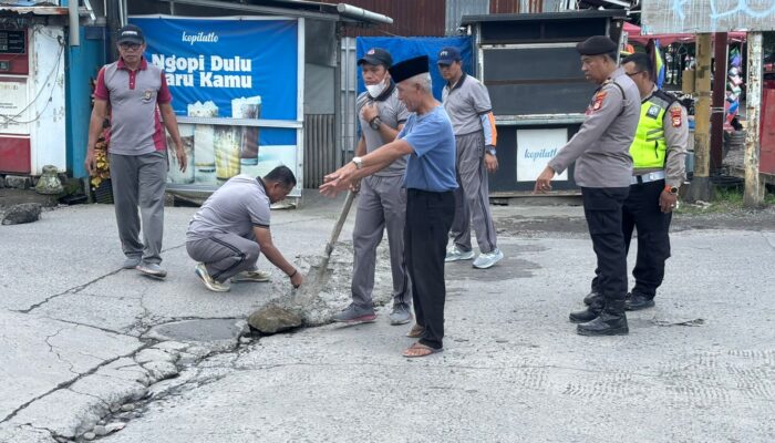 Polsek Somba Opu Sinergi Warga Perbaiki Jalan Berlubang