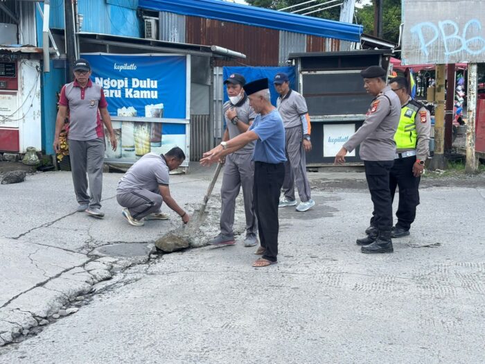 Polsek Somba Opu sinergi warga perbaiki jalan berlubang di Bundaran Samata Kabupaten, Gowa, Jumat, 13 Maret 2023