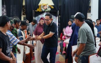 Pemkab Bone Salurkan Bantuan Sembako Kepada Petugas Kebersihan