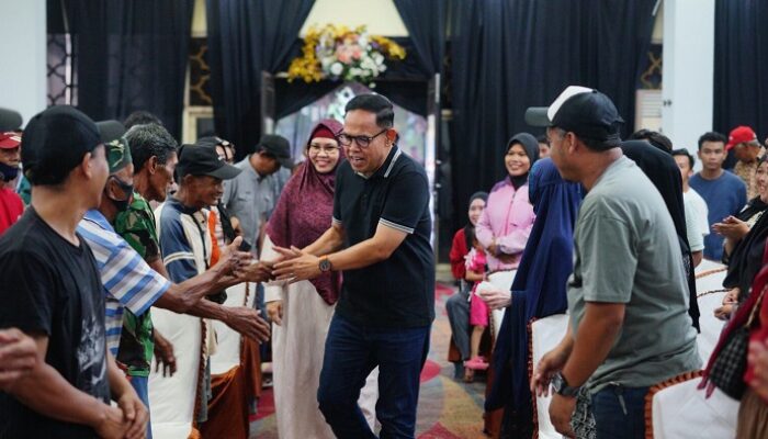 Pemkab Bone Salurkan Bantuan Sembako Kepada Petugas Kebersihan