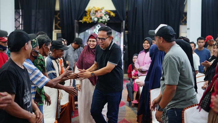 Pemkab Bone salurkan bantuan sembako kepada petugas kebersihan sebagai salah bentuk apresiasi kepada mereka