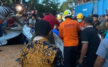 Kecelakaan lalu lintas, sebuah truk terguling menyebabkan satu korban tewas dan tiga lainnya luka-luka., Kamis, 2 April 2026 sore
