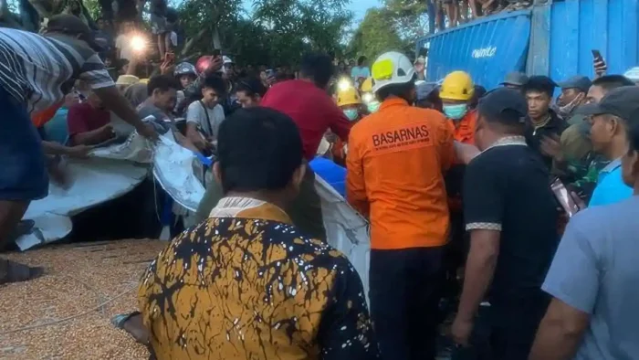 Kecelakaan lalu lintas, sebuah truk terguling menyebabkan satu korban tewas dan tiga lainnya luka-luka., Kamis, 2 April 2026 sore