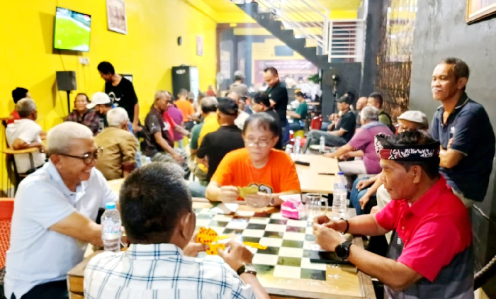 Ratusan Alumni SMANSA 82 Makassar uji kemampuan ain domino di Virendy Cafe, Jl AP Pettarani, Makassar, Sabtu (18/4/2026)