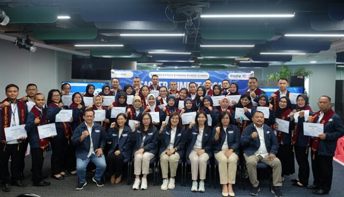 FIFGROUP Kukuhkan 37 Guru Terbaik Sebagai Duta Menyala