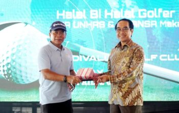 Gubernur Kaltara yang juga Ketua PGA Unhas serahkan bantuan dana abadi senilai Rp150 juta kepada Rektor Unhas, Prof Dr Ir Jamaluddin Jompa