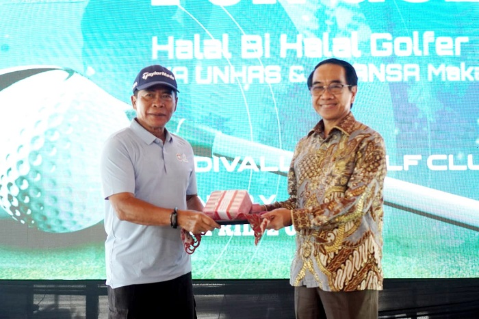 Gubernur Kaltara yang juga Ketua PGA Unhas serahkan bantuan dana abadi senilai Rp150 juta kepada Rektor Unhas, Prof Dr Ir Jamaluddin Jompa