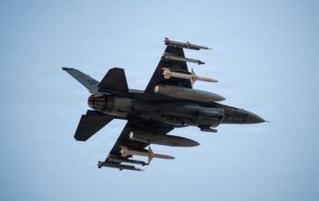 Iran menembak jatuh dua jet tempur AS (Amerika Serikat), Jumat (3/4/2026) waktu setempat ketika dalam mode berperang