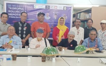 Tiga narasumber tampil semeja sebagai pemateri dalam Bincang Literasi KKN (Korupsi, Kolusi, dan Nepotisme) di Perpustakaan Terpadu Emmy Saelan Poltekkes Kemenkes Kampus Tidung Makassar, Jumat, 13 Februari 2026 siang