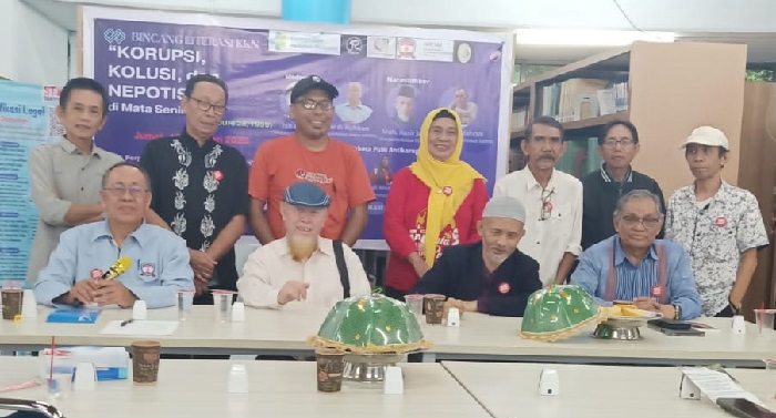 Tiga narasumber tampil semeja sebagai pemateri dalam Bincang Literasi KKN (Korupsi, Kolusi, dan Nepotisme) di Perpustakaan Terpadu Emmy Saelan Poltekkes Kemenkes Kampus Tidung Makassar, Jumat, 13 Februari 2026 siang