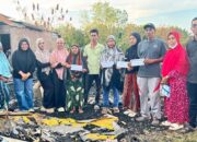 Kelompok pemuda yang tergabung dalam Karang Taruna Bahari Lappa Sinjai bantu korban kebakaran, Jumat, 24 April 2026