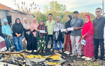 Kelompok pemuda yang tergabung dalam Karang Taruna Bahari Lappa Sinjai bantu korban kebakaran, Jumat, 24 April 2026