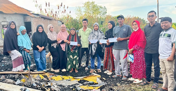 Kelompok pemuda yang tergabung dalam Karang Taruna Bahari Lappa Sinjai bantu korban kebakaran, Jumat, 24 April 2026