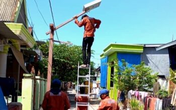 Pemkot Makassar Mulai Memasang Lampu Jalan Tenaga Surya di Pulau-Pulau