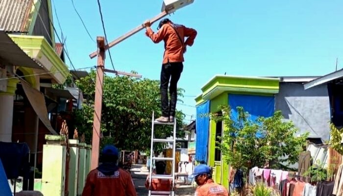 Pemkot Makassar Mulai Memasang Lampu Jalan Tenaga Surya di Pulau-Pulau
