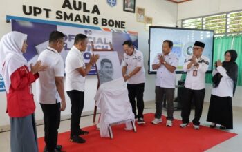 Wakil Bupati Bone, Dr Andi Akmal Pasluddin SP MM, luncurkan buku Buku Ahmad Kamal, Rabu (15/4/2026) di SMAN 8 Bone