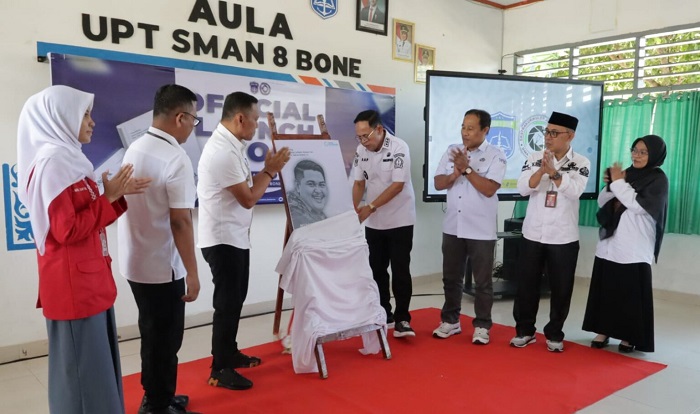 Wakil Bupati Bone, Dr Andi Akmal Pasluddin SP MM, luncurkan buku Buku Ahmad Kamal, Rabu (15/4/2026) di SMAN 8 Bone