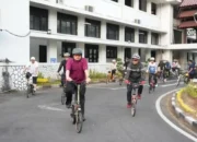 MAKASSARCHANNEL, MAKASSAR – Wali Kota Munafri manfaatkan WFH pantau kebersihan Kota Makassar, Jumat (17/4/2026), mengendarai sepeda