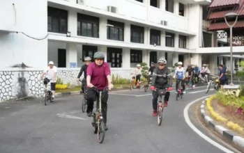 MAKASSARCHANNEL, MAKASSAR – Wali Kota Munafri manfaatkan WFH pantau kebersihan Kota Makassar, Jumat (17/4/2026), mengendarai sepeda
