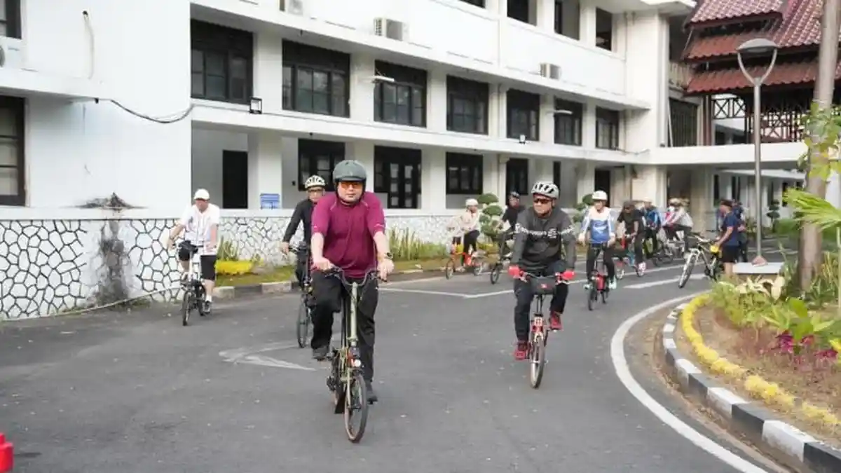 MAKASSARCHANNEL, MAKASSAR – Wali Kota Munafri manfaatkan WFH pantau kebersihan Kota Makassar, Jumat (17/4/2026), mengendarai sepeda