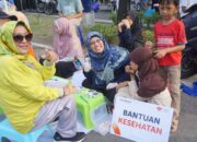 Belasan relawan Rumah Zakat Sulsel berbagi kesehatan di area Car Free Day Boulevard Makassar. Mereka memeriksa gula darah
