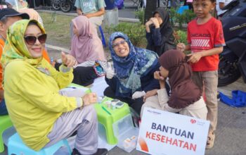 Belasan relawan Rumah Zakat Sulsel berbagi kesehatan di area Car Free Day Boulevard Makassar. Mereka memeriksa gula darah