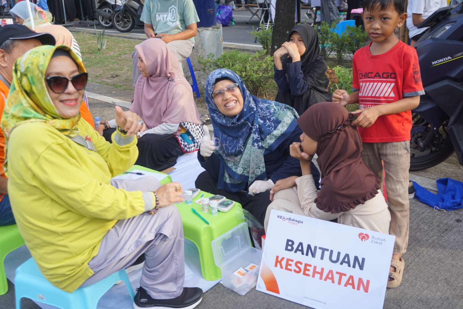 Belasan relawan Rumah Zakat Sulsel berbagi kesehatan di area Car Free Day Boulevard Makassar. Mereka memeriksa gula darah