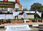 Puluhan jurnalis berunjuk rasa mendesak PWI Pusat ganti Plt Ketua PWI Sulsel, Zulkifli Gani Otto karena ditengarai tidak netral