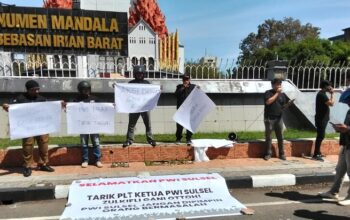 Puluhan jurnalis berunjuk rasa mendesak PWI Pusat ganti Plt Ketua PWI Sulsel, Zulkifli Gani Otto karena ditengarai tidak netral