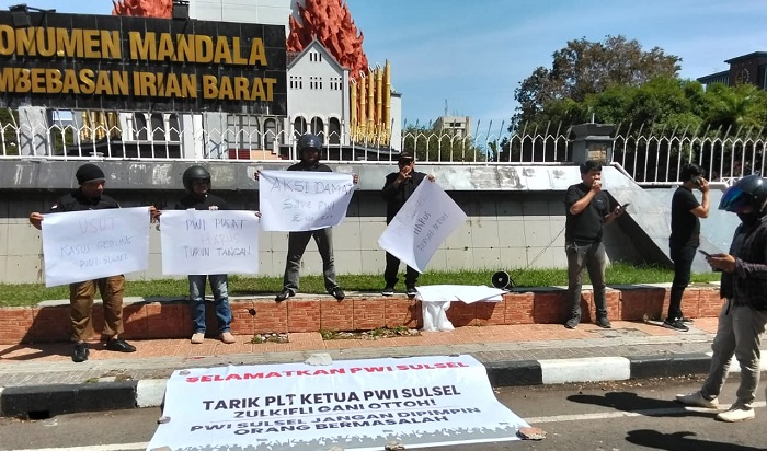 Puluhan jurnalis berunjuk rasa mendesak PWI Pusat ganti Plt Ketua PWI Sulsel, Zulkifli Gani Otto karena ditengarai tidak netral