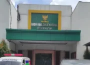Timsel Umumkan 10 Besar Calon Pimpinan Baznas Makassar MAKASSARCHANNEL.COM – Panitia Seleksi, Pansel umumkan 10 besar calon pimpinan Badan Amil Zakat Nasional (Baznas) Makassar. Setelah melalui rangkaian seleksi yang ketat, transparan, dan kompetitif, Pemerintah Kota Makassar melalui Panitia Seleksi (Pansel) resmi mengumumkan 10 besar calon pimpinan Baznas Kota Makassar untuk periode 2026–2031. Dari 10 nama itu, proses seleksi dilanjutkan pada tingkat nasional untuk menentukan lima komisioner yang akan mengemban amanah sebagai Ketua dan Anggota Baznas Kota Makassar 2026–2031. Sekretaris Panitia Seleksi (Pansel) yang juga Kepala Bagian Kesejahteraan Rakyat Kota Makassar, Mohammad Syarief, sudah melaporkan hasil seleksi tersebut kepada Wali Kota Makassar, Munafri Arifuddin. Teruskan Ke Baznas RI Pansel dan Pemerintah Kota telah meneruskan ke Baznas Republik Indonesia untuk mendapatkan pertimbangan lebih lanjut. "Alhamdulillah, hari ini kami menyampaikan pengumuman sekaligus surat permohonan pertimbangan pengangkatan pimpinan Baznas Kota Makassar," ujar Syarief, usai bertemu Wali Kota Munafri, Selasa (12/5/2026). Dia melanjtukan, "Pak Wali Kota juga telah memberikan pengantar resmi kepada Ketua Baznas Republik Indonesia.” Proses ini menjadi penanda keseriusan Pemerintah Kota Makassar, dalam memastikan lembaga pengelola zakat itu dipimpin oleh figur-figur terbaik yang tidak hanya memiliki kapasitas, tetapi juga integritas dan komitmen kuat terhadap pelayanan umat. 64 Pendaftar Sebelumnya, sebanyak 64 pendaftar dari berbagai latar belakang telah mengikuti tahapan seleksi awal. Mulai dari Computer Assisted Test (CAT) hingga penulisan makalah. Setiap tahapan dirancang untuk menguji kompetensi, wawasan keislaman, serta kemampuan manajerial para calon dalam mengelola zakat secara profesional dan akuntabel. Syarif menjelaskan, dari seluruh tahapan itu, Pansel menetapkan 10 nama terbaik yang diumumkan berdasarkan urutan abjad. Penetapan urutan tersebut, kata Syarief, tidak berdasarkan peringkat, melainkan semata untuk kepentingan administratif. "Perlu kami tegaskan bahwa susunan nama yang diumumkan ini berdasarkan abjad dan tidak menunjukkan peringkat," tuturnya. "Adapun hasil penilaian dan peringkat sebenarnya telah kami tuangkan dalam berita acara dan disampaikan secara resmi kepada Baznas RI," lanjutanya. Pilih Lima Dari 10 besar itu akan dipilih lima komisioner yang akan mengemban amanah sebagai Ketua dan Anggota Baznas Kota Makassar untuk lima tahun ke depan. Proses seleksi akan dilanjutkan oleh Baznas Republik Indonesia untuk menentukan lima nama yang akan ditetapkan sebagai pimpinan Baznas Kota Makassar. "Dari 10 nama yang kami usulkan, nantinya akan dipilih lima orang. Penilaian sepenuhnya menjadi kewenangan Pansel Baznas RI sesuai ketentuan yang berlaku," katanya. Mengenai jadwal seleksi lanjutan, Syarief mengatakan pihaknya masih menunggu pemberitahuan resmi dari Baznas RI. Ia mengungkapkan bahwa proses seleksi kemungkinan dilakukan bersamaan dengan beberapa daerah lain di Sulsel, seperti Kabupaten Takalar dan Enrekang. Sepuluh besar calon pimpinan Baznas Kota Makassar periode 2026–2031 : 1.Abdul Aziz, Tokoh Masyarakat Islam 2.H Ahyar Amnur, S.Pd., Tokoh Masyarakat Islam 3.Baharuddin Hafid, Tenaga Profesional 4.Fahmi, S.HI, Tokoh Masyarakat Islam 5.Hendra Wijaya, Lc, Tokoh Masyarakat Islam 6.Komaruddin, S.Ag, Tenaga Profesional 7.Drs H Muhammad Yunus M.Si., Unsur Ulama 8.Dr H Usman Sofyan, M.Pd.I., Unsur Ulama 9.Yusran Sofyan, Tenaga Profesional 10.Prof Dr Yusriani, S.K.M., M.Kes., Tokoh Masyarakat Islam. ***