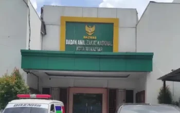 Timsel Umumkan 10 Besar Calon Pimpinan Baznas Makassar MAKASSARCHANNEL.COM – Panitia Seleksi, Pansel umumkan 10 besar calon pimpinan Badan Amil Zakat Nasional (Baznas) Makassar. Setelah melalui rangkaian seleksi yang ketat, transparan, dan kompetitif, Pemerintah Kota Makassar melalui Panitia Seleksi (Pansel) resmi mengumumkan 10 besar calon pimpinan Baznas Kota Makassar untuk periode 2026–2031. Dari 10 nama itu, proses seleksi dilanjutkan pada tingkat nasional untuk menentukan lima komisioner yang akan mengemban amanah sebagai Ketua dan Anggota Baznas Kota Makassar 2026–2031. Sekretaris Panitia Seleksi (Pansel) yang juga Kepala Bagian Kesejahteraan Rakyat Kota Makassar, Mohammad Syarief, sudah melaporkan hasil seleksi tersebut kepada Wali Kota Makassar, Munafri Arifuddin. Teruskan Ke Baznas RI Pansel dan Pemerintah Kota telah meneruskan ke Baznas Republik Indonesia untuk mendapatkan pertimbangan lebih lanjut. "Alhamdulillah, hari ini kami menyampaikan pengumuman sekaligus surat permohonan pertimbangan pengangkatan pimpinan Baznas Kota Makassar," ujar Syarief, usai bertemu Wali Kota Munafri, Selasa (12/5/2026). Dia melanjtukan, "Pak Wali Kota juga telah memberikan pengantar resmi kepada Ketua Baznas Republik Indonesia.” Proses ini menjadi penanda keseriusan Pemerintah Kota Makassar, dalam memastikan lembaga pengelola zakat itu dipimpin oleh figur-figur terbaik yang tidak hanya memiliki kapasitas, tetapi juga integritas dan komitmen kuat terhadap pelayanan umat. 64 Pendaftar Sebelumnya, sebanyak 64 pendaftar dari berbagai latar belakang telah mengikuti tahapan seleksi awal. Mulai dari Computer Assisted Test (CAT) hingga penulisan makalah. Setiap tahapan dirancang untuk menguji kompetensi, wawasan keislaman, serta kemampuan manajerial para calon dalam mengelola zakat secara profesional dan akuntabel. Syarif menjelaskan, dari seluruh tahapan itu, Pansel menetapkan 10 nama terbaik yang diumumkan berdasarkan urutan abjad. Penetapan urutan tersebut, kata Syarief, tidak berdasarkan peringkat, melainkan semata untuk kepentingan administratif. "Perlu kami tegaskan bahwa susunan nama yang diumumkan ini berdasarkan abjad dan tidak menunjukkan peringkat," tuturnya. "Adapun hasil penilaian dan peringkat sebenarnya telah kami tuangkan dalam berita acara dan disampaikan secara resmi kepada Baznas RI," lanjutanya. Pilih Lima Dari 10 besar itu akan dipilih lima komisioner yang akan mengemban amanah sebagai Ketua dan Anggota Baznas Kota Makassar untuk lima tahun ke depan. Proses seleksi akan dilanjutkan oleh Baznas Republik Indonesia untuk menentukan lima nama yang akan ditetapkan sebagai pimpinan Baznas Kota Makassar. "Dari 10 nama yang kami usulkan, nantinya akan dipilih lima orang. Penilaian sepenuhnya menjadi kewenangan Pansel Baznas RI sesuai ketentuan yang berlaku," katanya. Mengenai jadwal seleksi lanjutan, Syarief mengatakan pihaknya masih menunggu pemberitahuan resmi dari Baznas RI. Ia mengungkapkan bahwa proses seleksi kemungkinan dilakukan bersamaan dengan beberapa daerah lain di Sulsel, seperti Kabupaten Takalar dan Enrekang. Sepuluh besar calon pimpinan Baznas Kota Makassar periode 2026–2031 : 1.Abdul Aziz, Tokoh Masyarakat Islam 2.H Ahyar Amnur, S.Pd., Tokoh Masyarakat Islam 3.Baharuddin Hafid, Tenaga Profesional 4.Fahmi, S.HI, Tokoh Masyarakat Islam 5.Hendra Wijaya, Lc, Tokoh Masyarakat Islam 6.Komaruddin, S.Ag, Tenaga Profesional 7.Drs H Muhammad Yunus M.Si., Unsur Ulama 8.Dr H Usman Sofyan, M.Pd.I., Unsur Ulama 9.Yusran Sofyan, Tenaga Profesional 10.Prof Dr Yusriani, S.K.M., M.Kes., Tokoh Masyarakat Islam. ***