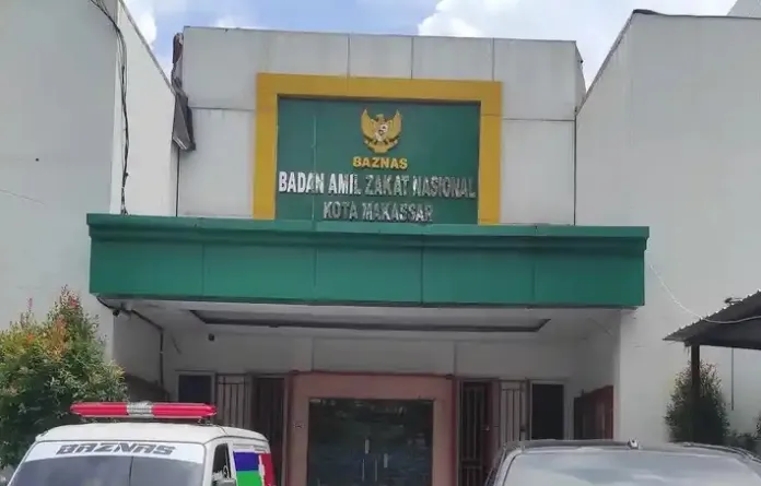 Timsel Umumkan 10 Besar Calon Pimpinan Baznas Makassar MAKASSARCHANNEL.COM – Panitia Seleksi, Pansel umumkan 10 besar calon pimpinan Badan Amil Zakat Nasional (Baznas) Makassar. Setelah melalui rangkaian seleksi yang ketat, transparan, dan kompetitif, Pemerintah Kota Makassar melalui Panitia Seleksi (Pansel) resmi mengumumkan 10 besar calon pimpinan Baznas Kota Makassar untuk periode 2026–2031. Dari 10 nama itu, proses seleksi dilanjutkan pada tingkat nasional untuk menentukan lima komisioner yang akan mengemban amanah sebagai Ketua dan Anggota Baznas Kota Makassar 2026–2031. Sekretaris Panitia Seleksi (Pansel) yang juga Kepala Bagian Kesejahteraan Rakyat Kota Makassar, Mohammad Syarief, sudah melaporkan hasil seleksi tersebut kepada Wali Kota Makassar, Munafri Arifuddin. Teruskan Ke Baznas RI Pansel dan Pemerintah Kota telah meneruskan ke Baznas Republik Indonesia untuk mendapatkan pertimbangan lebih lanjut. "Alhamdulillah, hari ini kami menyampaikan pengumuman sekaligus surat permohonan pertimbangan pengangkatan pimpinan Baznas Kota Makassar," ujar Syarief, usai bertemu Wali Kota Munafri, Selasa (12/5/2026). Dia melanjtukan, "Pak Wali Kota juga telah memberikan pengantar resmi kepada Ketua Baznas Republik Indonesia.” Proses ini menjadi penanda keseriusan Pemerintah Kota Makassar, dalam memastikan lembaga pengelola zakat itu dipimpin oleh figur-figur terbaik yang tidak hanya memiliki kapasitas, tetapi juga integritas dan komitmen kuat terhadap pelayanan umat. 64 Pendaftar Sebelumnya, sebanyak 64 pendaftar dari berbagai latar belakang telah mengikuti tahapan seleksi awal. Mulai dari Computer Assisted Test (CAT) hingga penulisan makalah. Setiap tahapan dirancang untuk menguji kompetensi, wawasan keislaman, serta kemampuan manajerial para calon dalam mengelola zakat secara profesional dan akuntabel. Syarif menjelaskan, dari seluruh tahapan itu, Pansel menetapkan 10 nama terbaik yang diumumkan berdasarkan urutan abjad. Penetapan urutan tersebut, kata Syarief, tidak berdasarkan peringkat, melainkan semata untuk kepentingan administratif. "Perlu kami tegaskan bahwa susunan nama yang diumumkan ini berdasarkan abjad dan tidak menunjukkan peringkat," tuturnya. "Adapun hasil penilaian dan peringkat sebenarnya telah kami tuangkan dalam berita acara dan disampaikan secara resmi kepada Baznas RI," lanjutanya. Pilih Lima Dari 10 besar itu akan dipilih lima komisioner yang akan mengemban amanah sebagai Ketua dan Anggota Baznas Kota Makassar untuk lima tahun ke depan. Proses seleksi akan dilanjutkan oleh Baznas Republik Indonesia untuk menentukan lima nama yang akan ditetapkan sebagai pimpinan Baznas Kota Makassar. "Dari 10 nama yang kami usulkan, nantinya akan dipilih lima orang. Penilaian sepenuhnya menjadi kewenangan Pansel Baznas RI sesuai ketentuan yang berlaku," katanya. Mengenai jadwal seleksi lanjutan, Syarief mengatakan pihaknya masih menunggu pemberitahuan resmi dari Baznas RI. Ia mengungkapkan bahwa proses seleksi kemungkinan dilakukan bersamaan dengan beberapa daerah lain di Sulsel, seperti Kabupaten Takalar dan Enrekang. Sepuluh besar calon pimpinan Baznas Kota Makassar periode 2026–2031 : 1.Abdul Aziz, Tokoh Masyarakat Islam 2.H Ahyar Amnur, S.Pd., Tokoh Masyarakat Islam 3.Baharuddin Hafid, Tenaga Profesional 4.Fahmi, S.HI, Tokoh Masyarakat Islam 5.Hendra Wijaya, Lc, Tokoh Masyarakat Islam 6.Komaruddin, S.Ag, Tenaga Profesional 7.Drs H Muhammad Yunus M.Si., Unsur Ulama 8.Dr H Usman Sofyan, M.Pd.I., Unsur Ulama 9.Yusran Sofyan, Tenaga Profesional 10.Prof Dr Yusriani, S.K.M., M.Kes., Tokoh Masyarakat Islam. ***