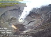 Gunung Lokon di Kota Tomohon, Sulawesi Utara terpantau aktif dengan mengeluarkan asap kawah berwarna putih. Status waspada