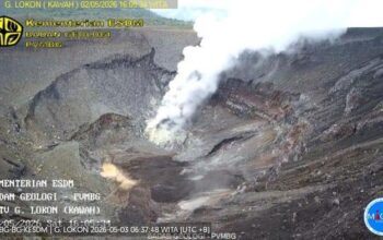 Gunung Lokon di Kota Tomohon, Sulawesi Utara terpantau aktif dengan mengeluarkan asap kawah berwarna putih. Status waspada
