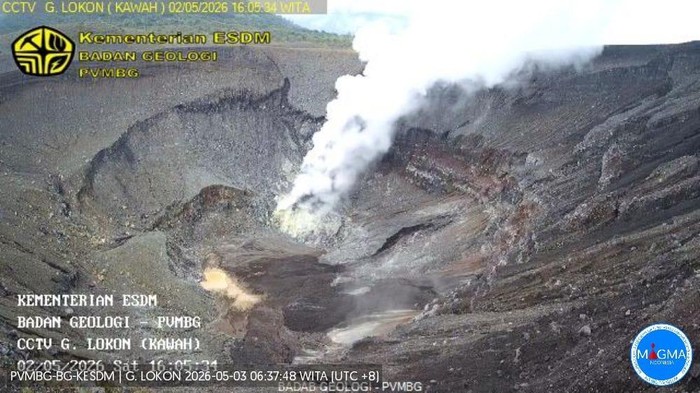 Gunung Lokon di Kota Tomohon, Sulawesi Utara terpantau aktif dengan mengeluarkan asap kawah berwarna putih. Status waspada