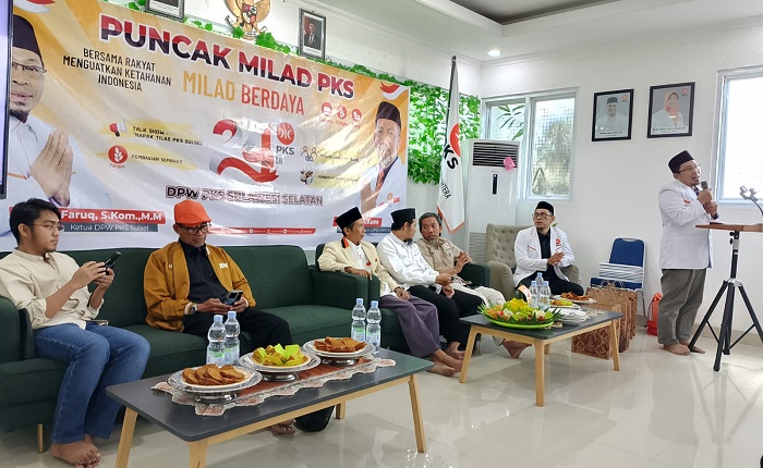 AKTIVITAS di lantai dasar Kantor Dewan Pimpinan Wilayah Partai Keadilan Sejahtera (DPW PKS) Sulawesi Selatan, di Jl Ir Sutami No 84, Kelurahan Bulurokeng, Kecamatan Biringkanaya, Kota Makassar, Kamis, 28 Mei 2026, lebih padat dari biasanya.
