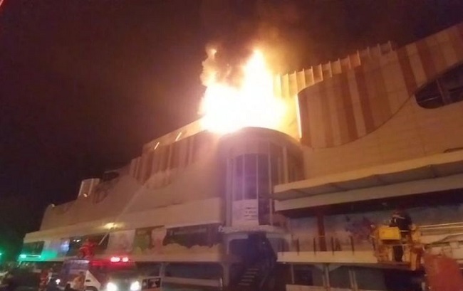Pusat perbelanjaan terbesar di Manado, Megamall Manado terbakar menyebabkan satu karyawaan tewas, Sabtu (16/5/2026) malam