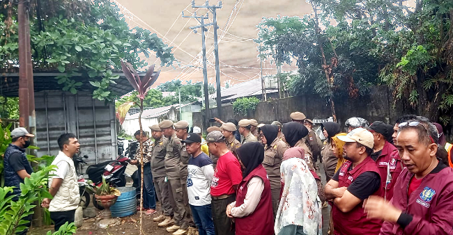 Giliran 16 Lapak PKL di Barawaja Kena Penertiban Pemkot Makassar pada Jumat (15/5/2026) san sebagian pemilik membongkar sendiri