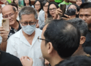 Rocky Gerung peluk Nadiem di ruang sidang Pengadilam Negeri Tipikor Jakarta Pusat, Senin, 11 Mei 2026 pagi.