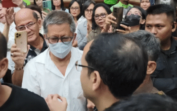 Rocky Gerung peluk Nadiem di ruang sidang Pengadilam Negeri Tipikor Jakarta Pusat, Senin, 11 Mei 2026 pagi.
