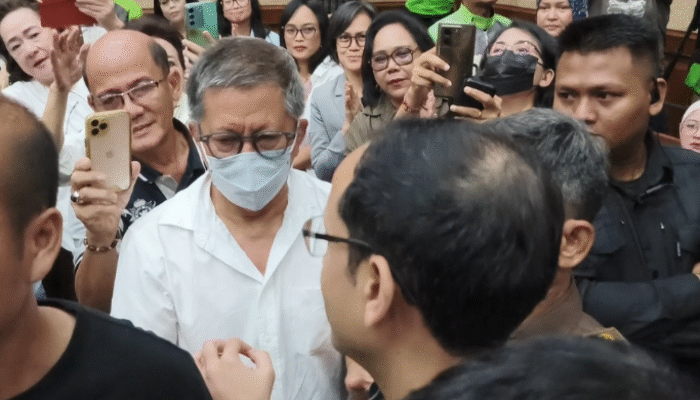 Rocky Gerung Peluk Nadiem Di Ruang Sidang