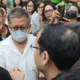 Rocky Gerung Peluk Nadiem Di Ruang Sidang