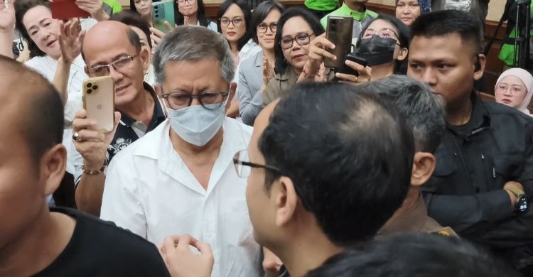 Rocky Gerung peluk Nadiem di ruang sidang Pengadilam Negeri Tipikor Jakarta Pusat, Senin, 11 Mei 2026 pagi.
