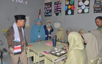 “Lanjutkan .......” kata siswi serempak di salah satu kelas SMP-SMA Islam Terpadu Wahdah Islamiyah Antang, Makassar, merespons pertanyaan Wakil Menteri Pendidikan Dasar dan Menengah, Dr Fajar Riza Ul Haq MA, saat berkunjung ke sekolah tersebut, Rabu, 6 Mei 2026 siang.
