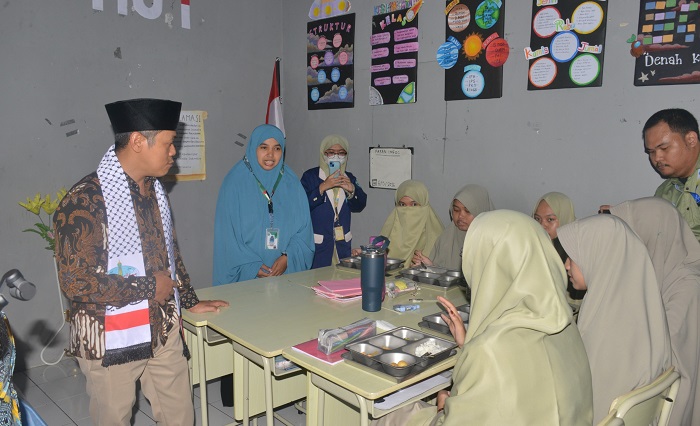 “Lanjutkan .......” kata siswi serempak di salah satu kelas SMP-SMA Islam Terpadu Wahdah Islamiyah Antang, Makassar, merespons pertanyaan Wakil Menteri Pendidikan Dasar dan Menengah, Dr Fajar Riza Ul Haq MA, saat berkunjung ke sekolah tersebut, Rabu, 6 Mei 2026 siang.
