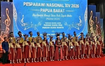Kontingen Sulawesi Selatan tampilkan kombinasi suara emas dan busana adat di hari Pertama Lomba Pesparawi XIV Nasional di Manokwari