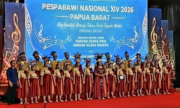 Kontingen Sulawesi Selatan tampilkan kombinasi suara emas dan busana adat di hari Pertama Lomba Pesparawi XIV Nasional di Manokwari